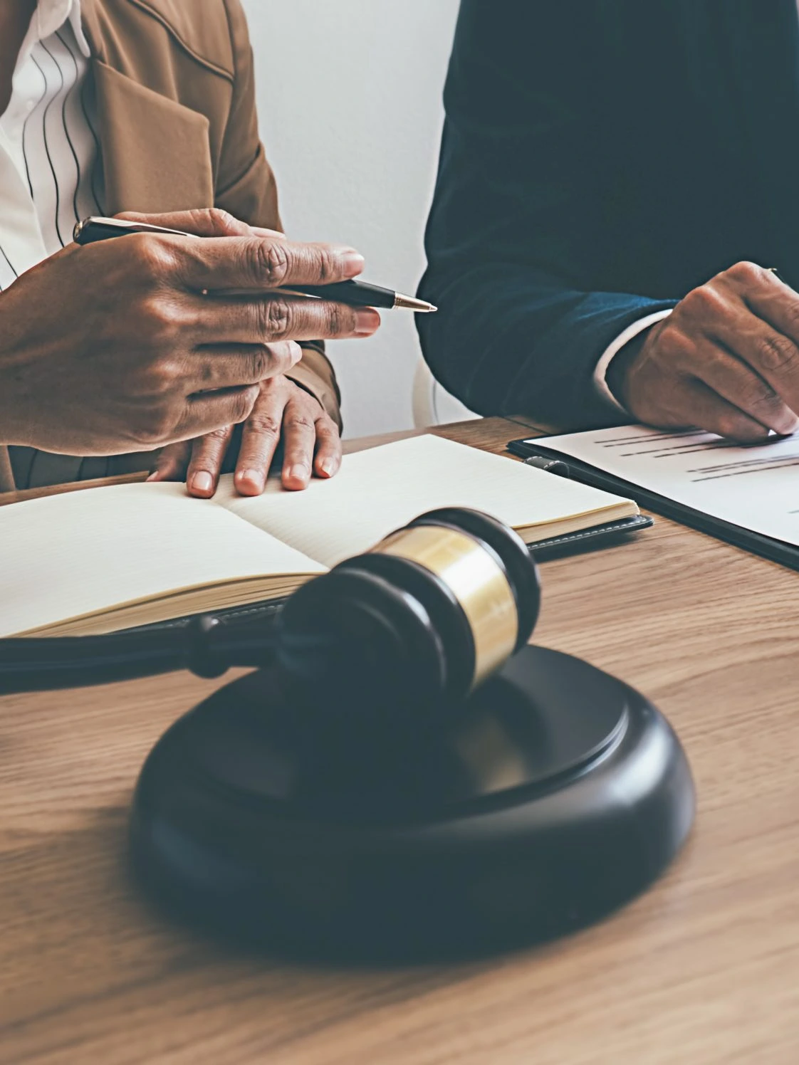 deux personnes assises à une table, en pleine discussion ou négociation juridique.