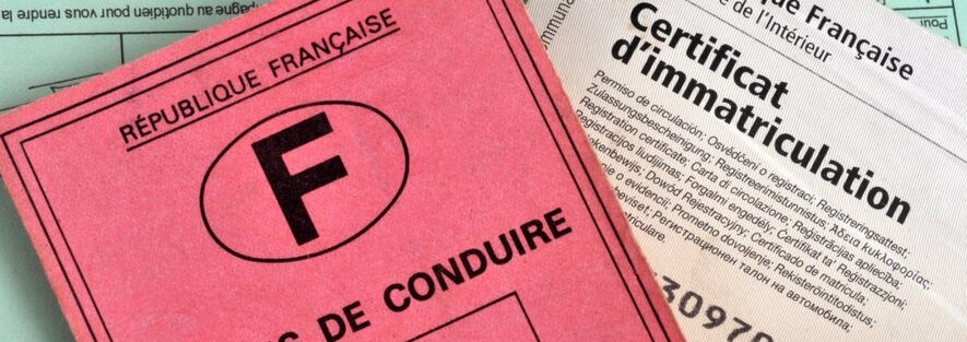 Permis de conduire français et certificat d'immatriculation, illustrant les documents nécessaires pour la conduite et l'assurance d'un véhicule