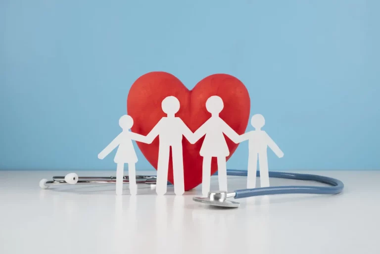 une famille (quatre silhouettes) devant un cœur rouge, entourée d'un stéthoscope. Cette image symbolise la protection de la santé à travers une mutuelle ou une complémentaire santé