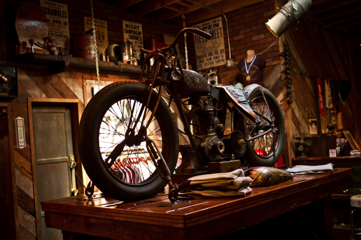 Une moto inutilisée dans un garage