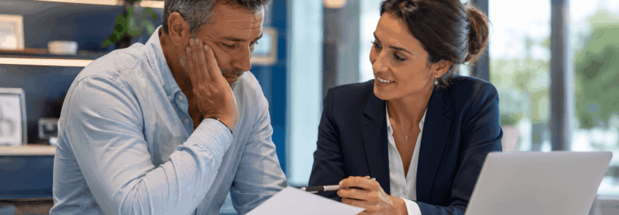 Conseillère en assurance accompagnant un conducteur résilié pour retrouver une assurance auto